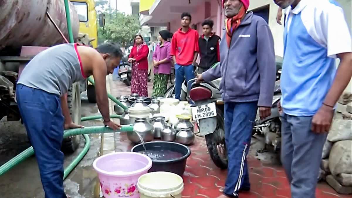 இந்தூரில் லாரி மூலம் தண்ணீர் பிடிக்கும் பொதுமக்கள்