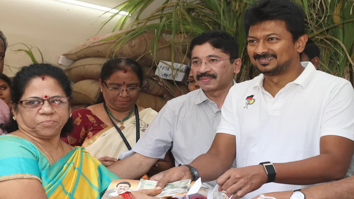 பொங்கல் பரிசுத் தொகை வழங்கிய துணை முதலமைச்சர் உதயநிதி ஸ்டாலின்