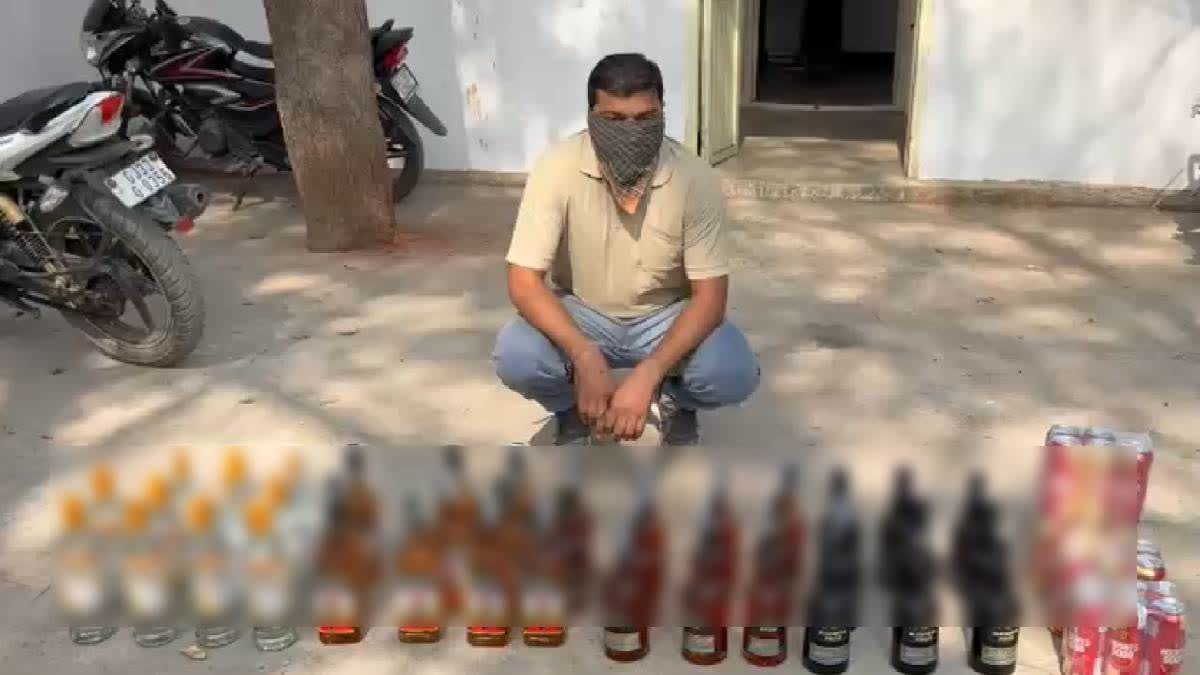 અમરેલી: ઢસા ચોકડી ખાતે નિયમિત ચેકીંગ દરમિયાન એસટી બસમાંથી દારૂ ઝડપાયો, કંડકટર સામે કાર્યવાહી