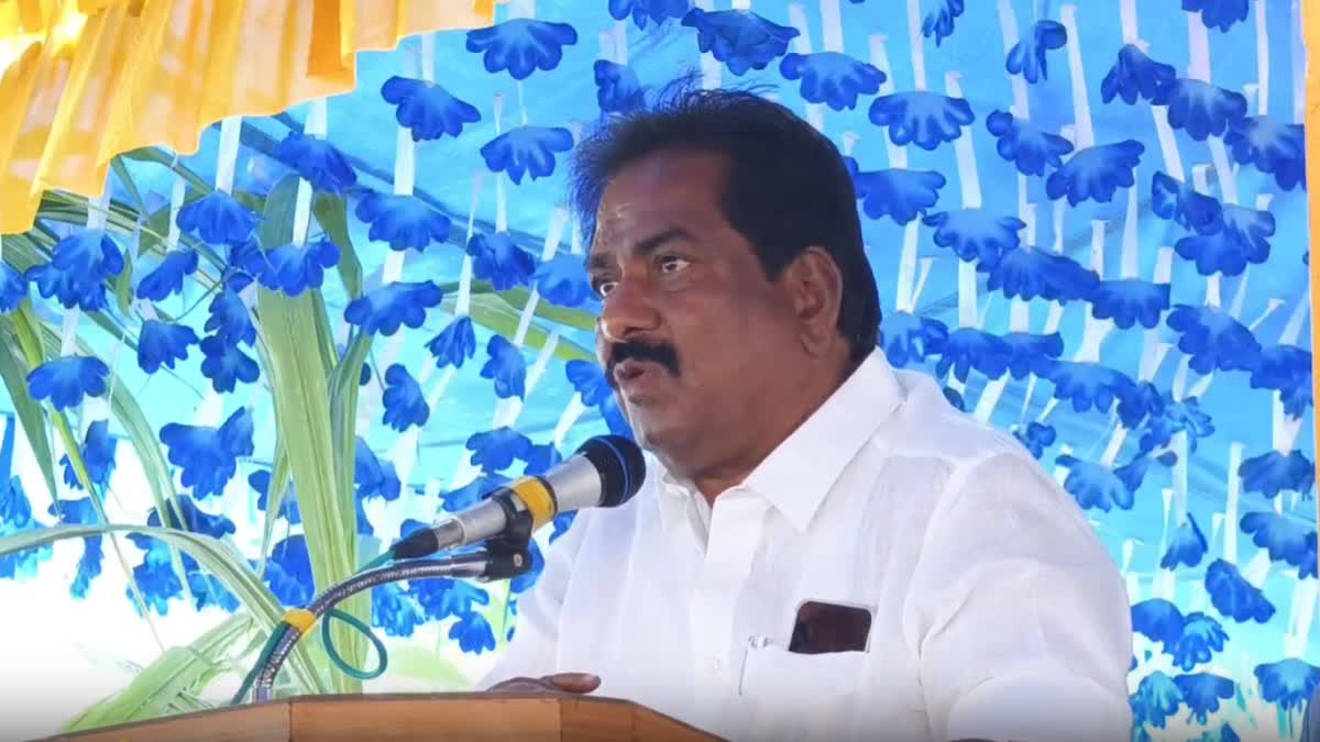 மேடையில் பேசிய அமைச்சர் மூர்த்தி