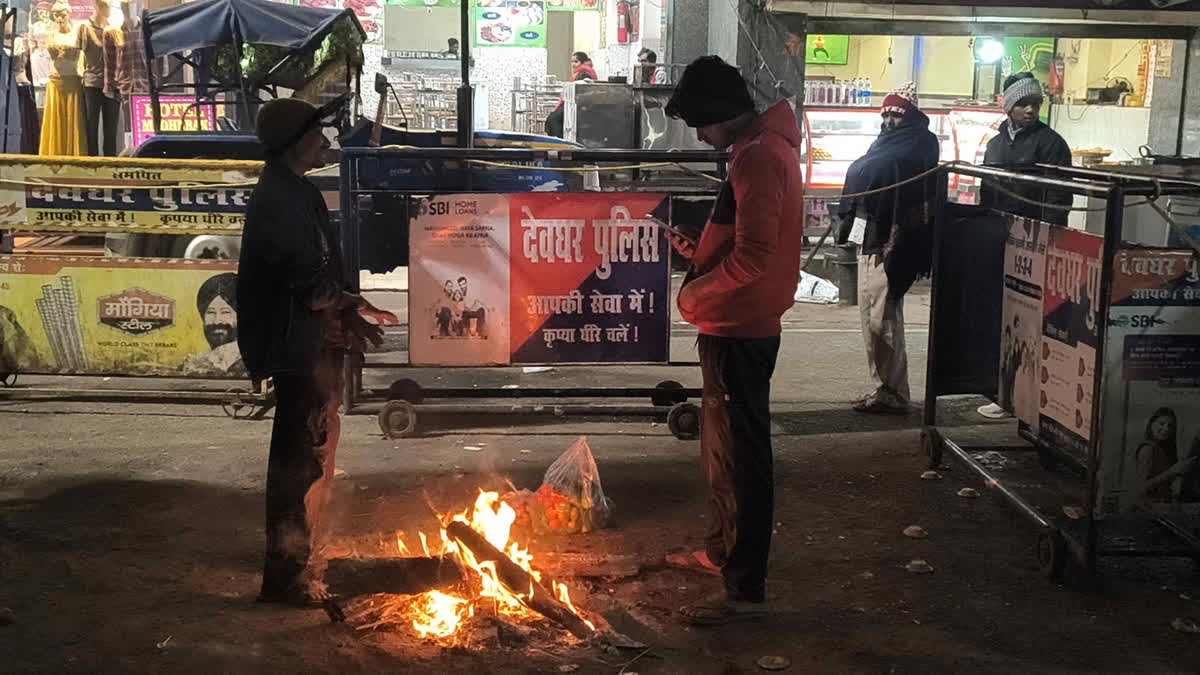 देवघर में कड़ाके की ठंड, स्कूली छात्रों के बीच जिला प्रशासन बांट रहा गर्म कपड़े Deoghar weather