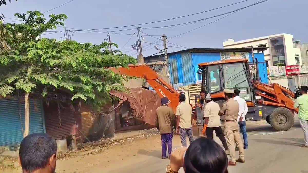 FOOTPATH ENCROACHMENT DRIVE IN MANDYA'S MADDUR BY MUNICIPAL OFFICIALS