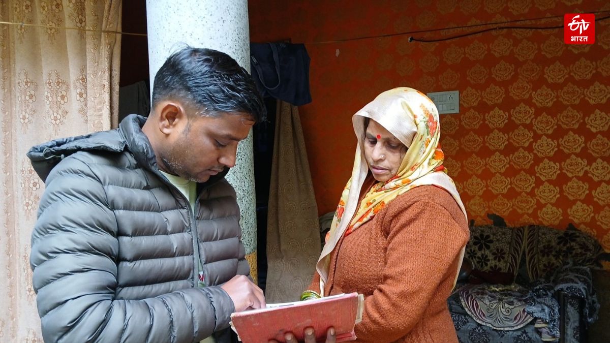 आगरा में 1993 की जल त्रासदी में जान गंवाने वाले जोगेंद्र की मां और भाई.