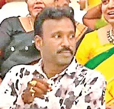 Dharmendra with finger rings