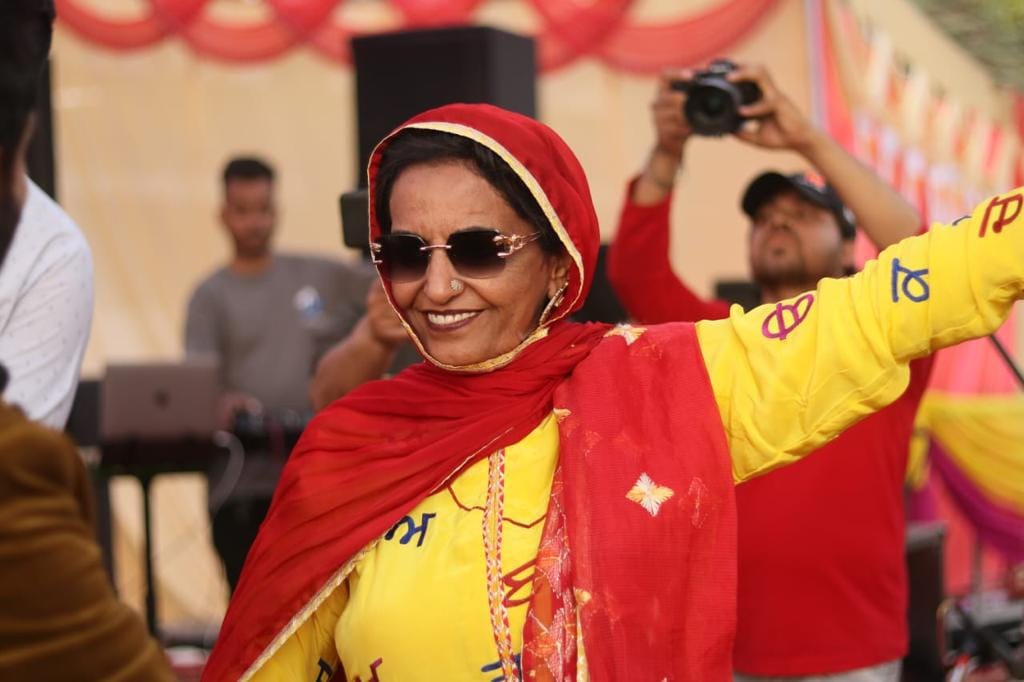 ਪੰਜਾਬ ਦੀ ਲੋਕ ਗਾਇਕਾ ਸੁੱਖੀ ਬਰਾੜ