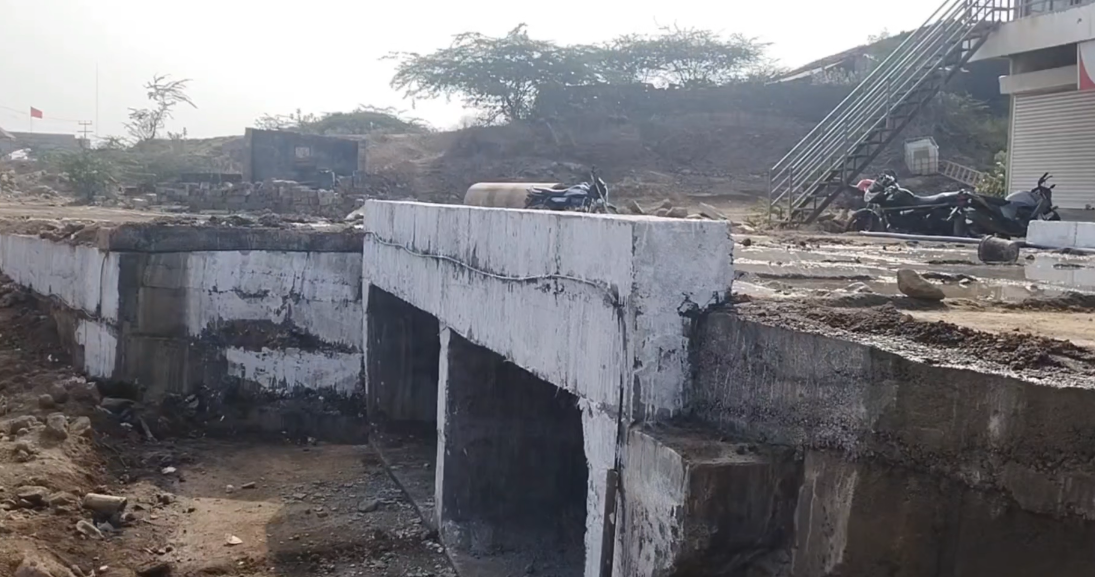 ડેડાણ ગામે પુલના કામ સામે ગ્રામજનોનો ઉગ્ર વિરોધ