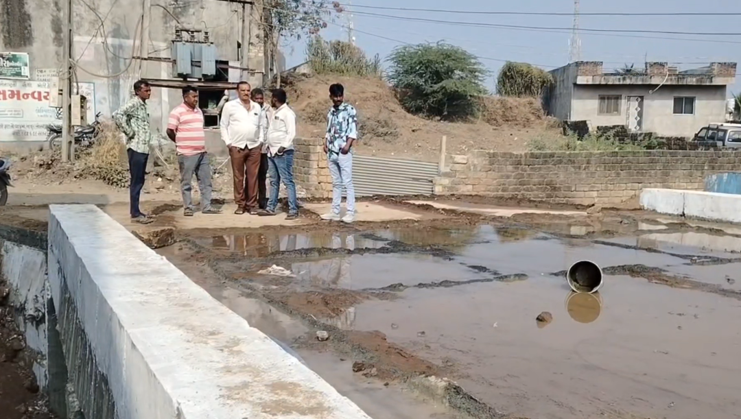 ડેડાણ ગામે પુલના કામ સામે ગ્રામજનોનો ઉગ્ર વિરોધ