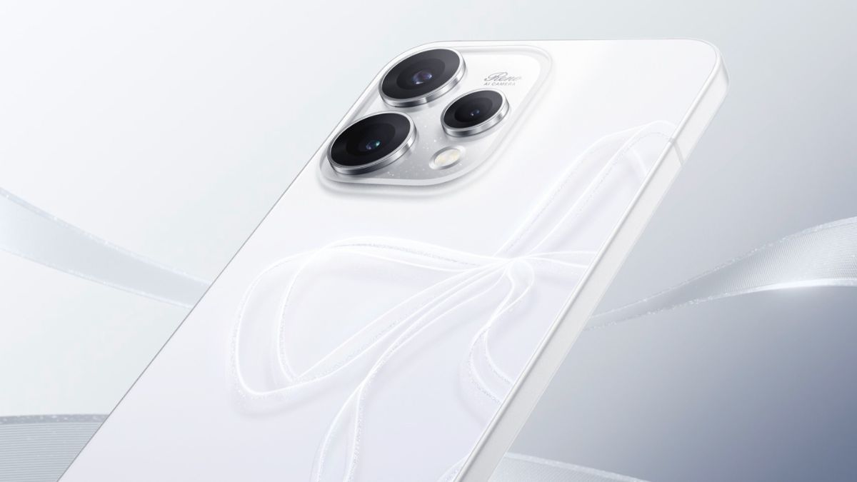 Oppo Reno 15 5G in Glacier White colour option