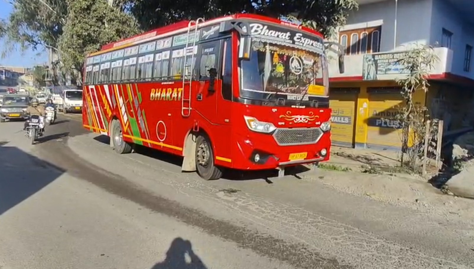 Hamirpur Accident Drunken Youths Beat Up Bus Driver and Conductor