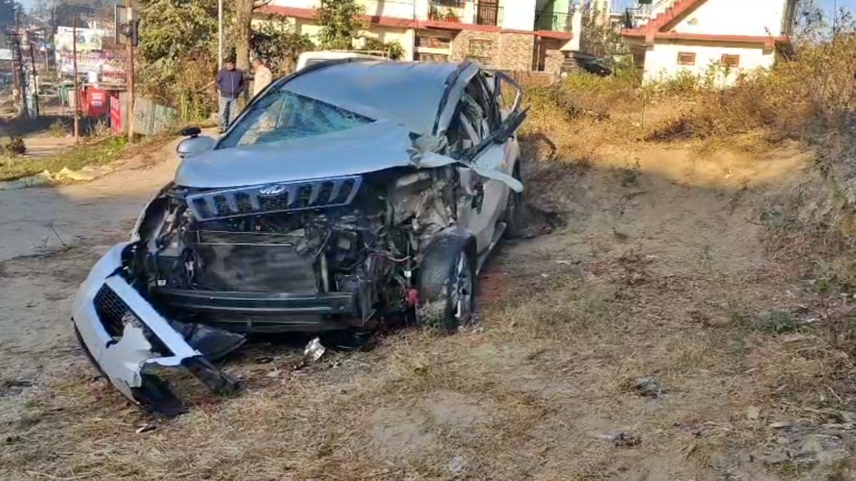 Hamirpur Accident Drunken Youths Beat Up Bus Driver and Conductor