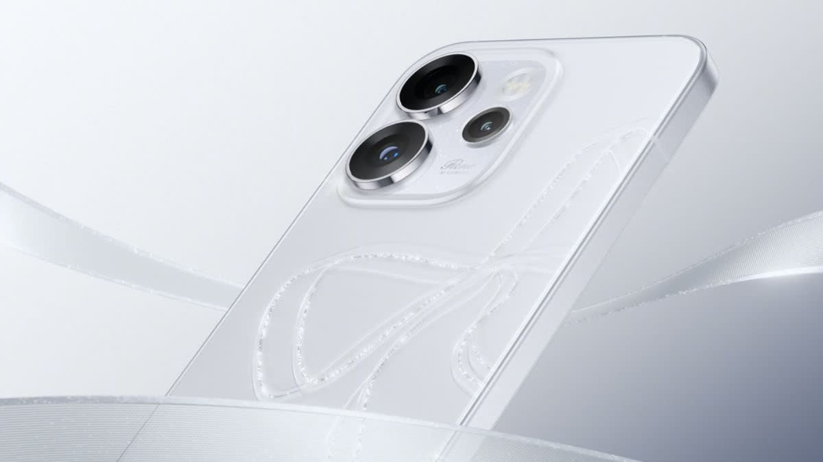 Oppo Reno 15 5G in Glacier White Colour Option