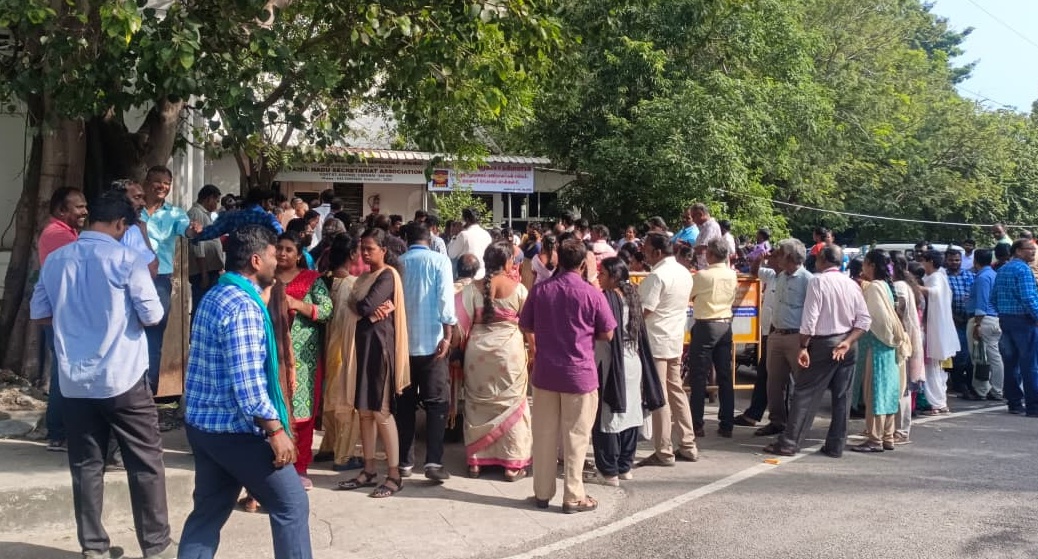 தலைமைச் செயலக சங்கத்தை முற்றுகையிட்ட அரசு ஊழியர்கள்