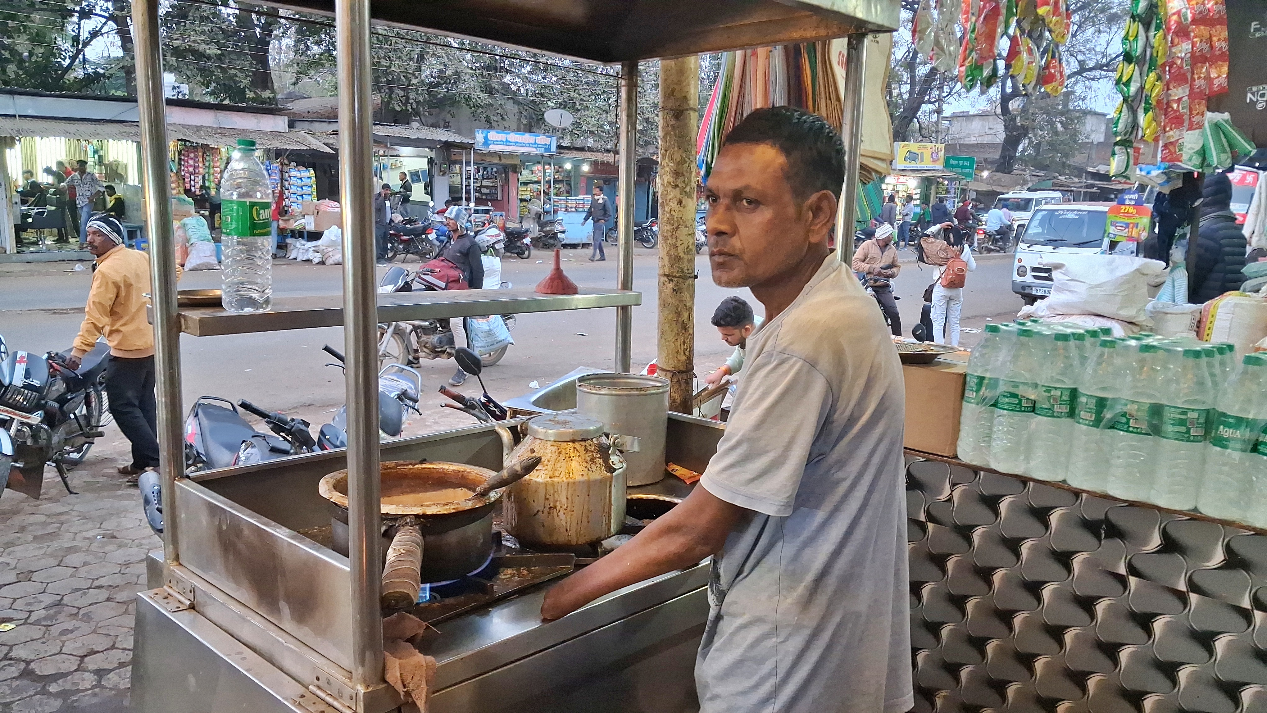 chhindwara-man-inspiring-story-santosh-lost-hands-in-thresher-making-tea-for-10-years
