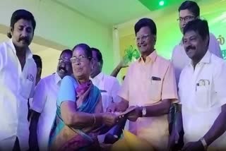 ரேஷன் அட்டைதாரர்களுக்கு பொங்கல பரிசுத் தொகுப்பு வழங்கிய எம்.எல்.ஏ