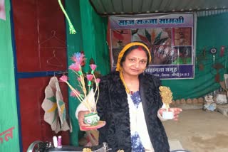 sidhi woman made artifacts from scrap materials