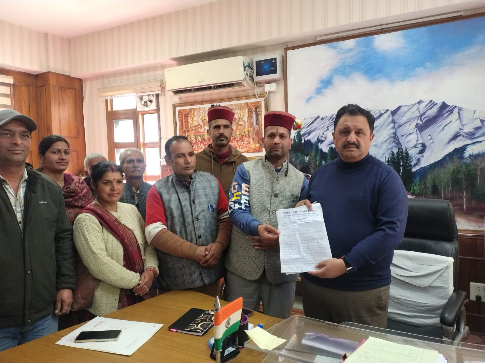 ग्रामीणों ने डीसी सोलन को ज्ञापन सौंपा.