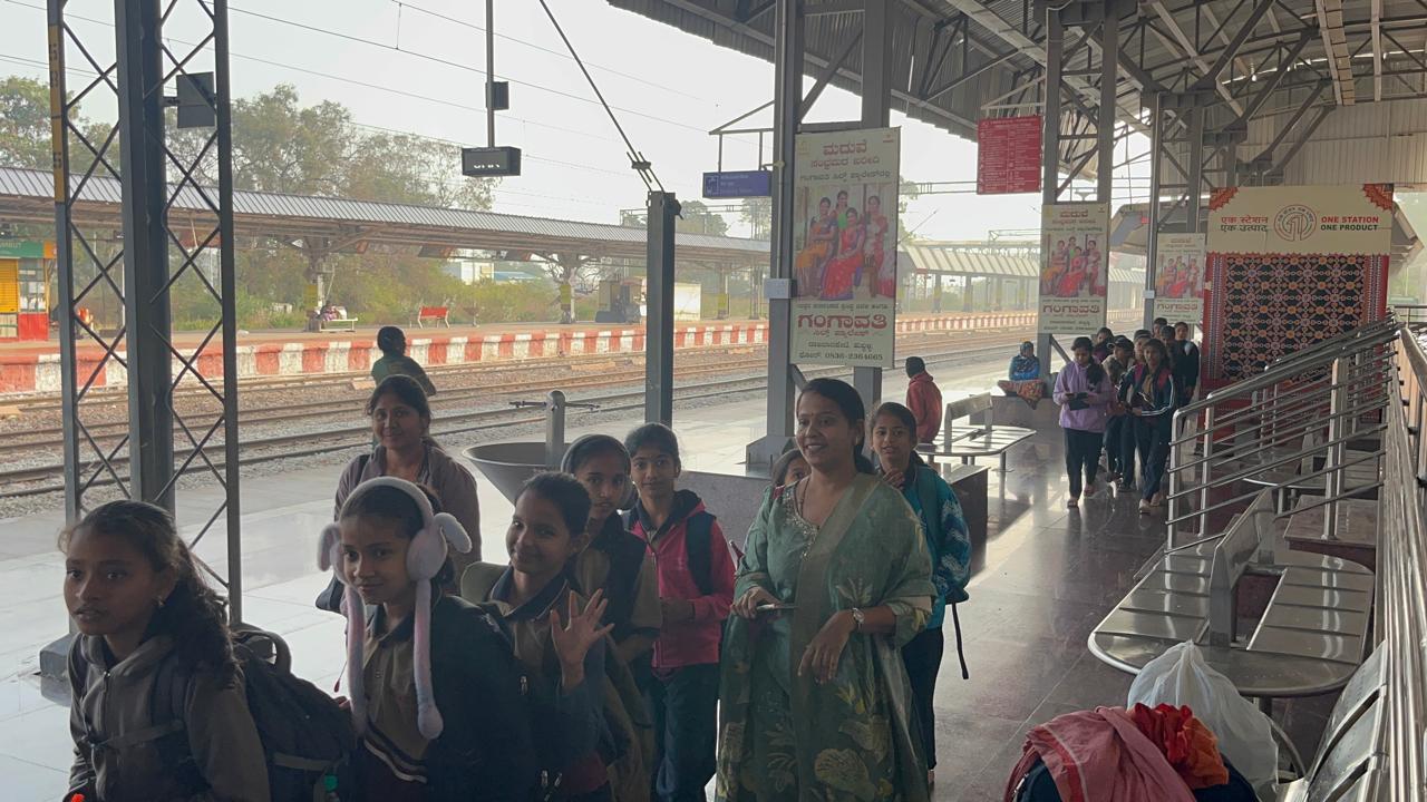 Innovative experiment: School children tour Gadag district