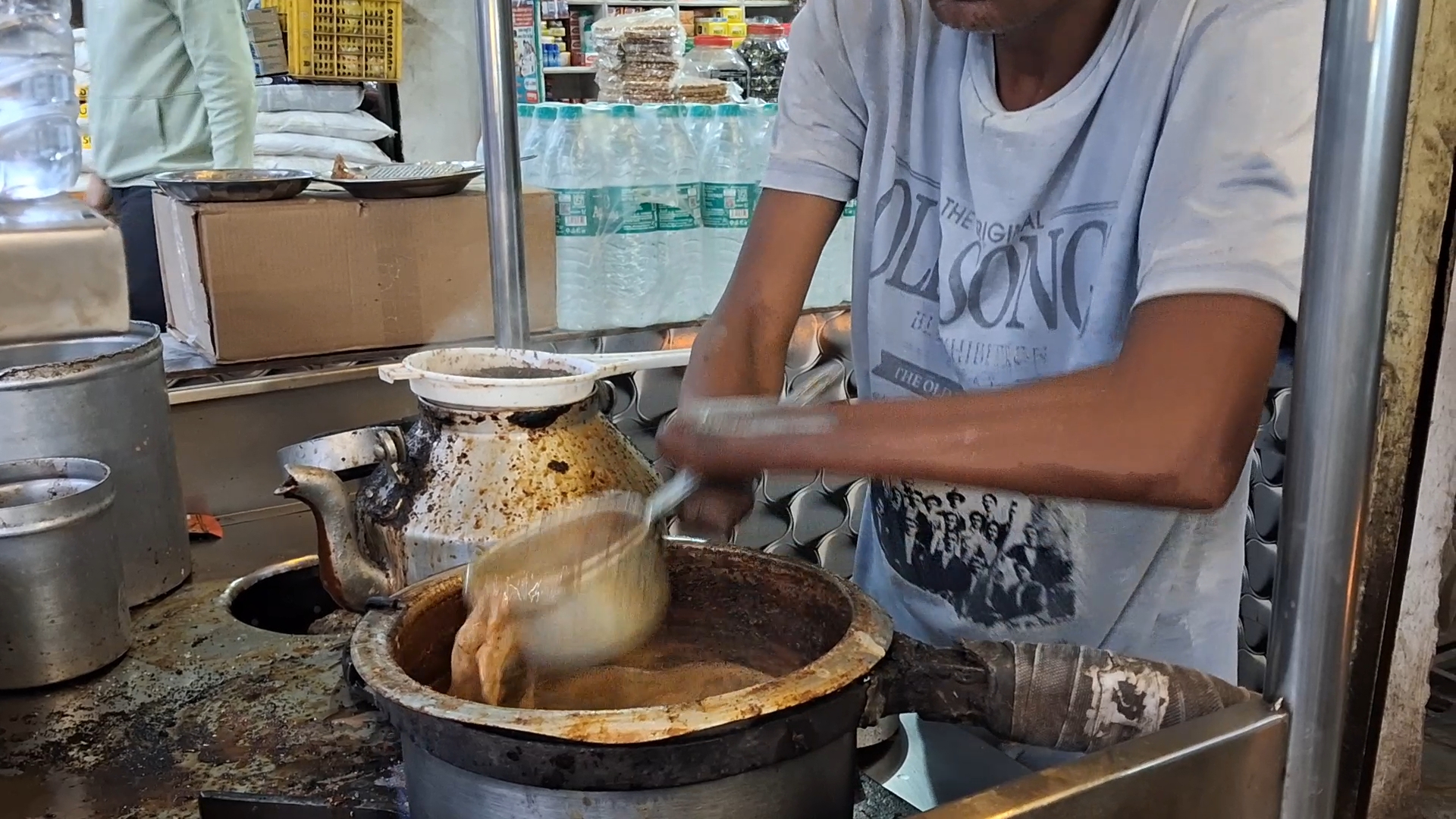 chhindwara-man-inspiring-story-santosh-lost-hands-in-thresher-making-tea-for-10-years