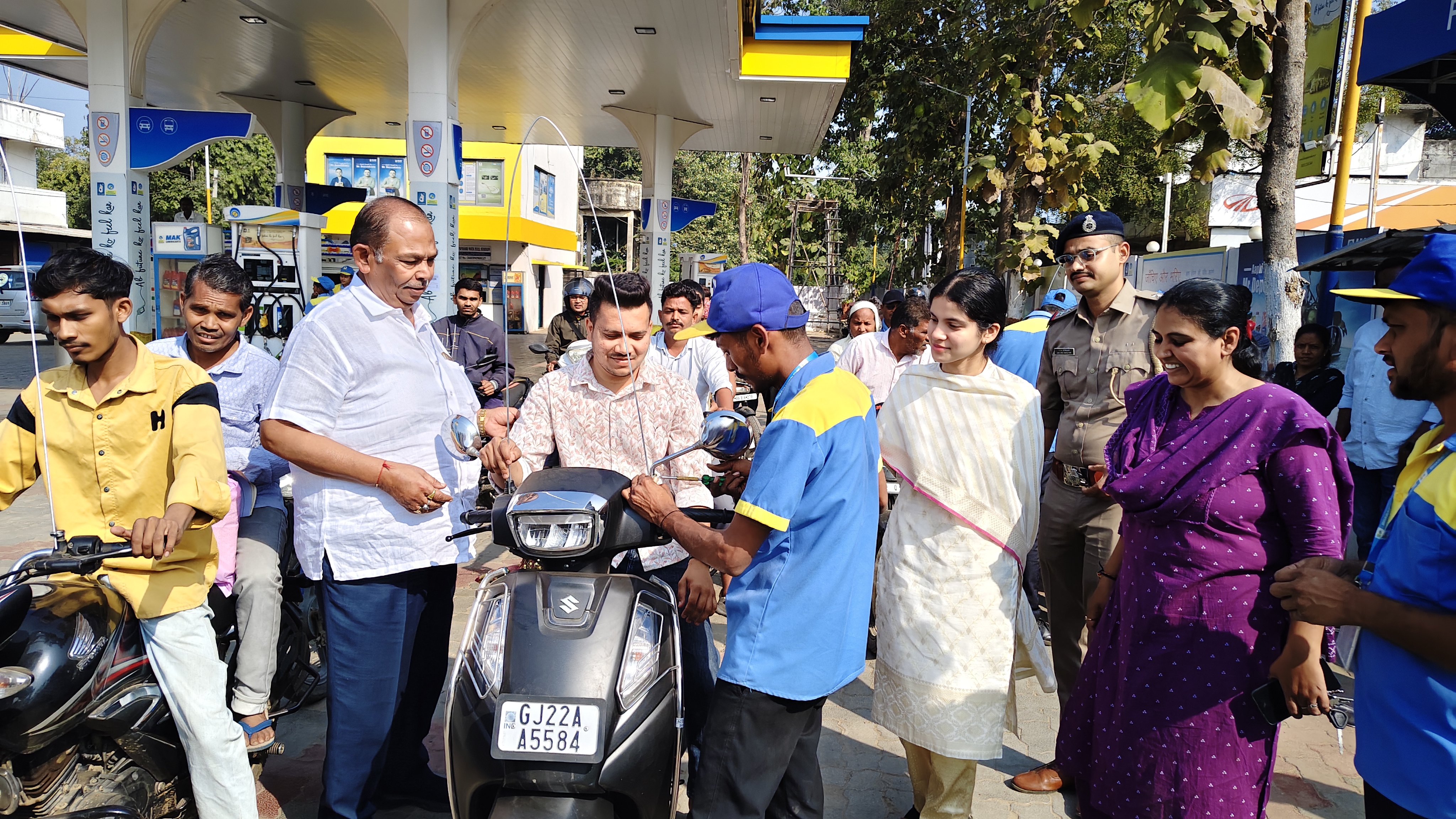 ઉત્તરાયણ પૂર્વે નર્મદાના રાજપીપળામાં અનોખી જનસેવા, બાઇકચાલકોને પતંગની દોરીથી બચાવવા સેફટી ગાર્ડ ફ્રી