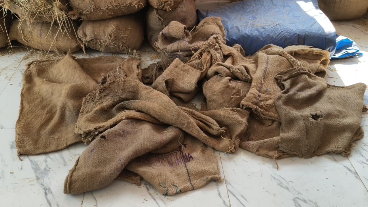 ସରକାରଙ୍କ ଅନେକ ଚେଷ୍ଟା ସତ୍ତ୍ବେ କେଉଁଠାରେ ମଣ୍ଡିରୁ ଧାନ ଉଠୁନି ତ କେଉଁଠି ଏପର୍ଯ୍ୟନ୍ତ ଧାନ ରଖିବା ପାଇଁ ସଠିକ ବ୍ୟବସ୍ଥା ନାହିଁ ।