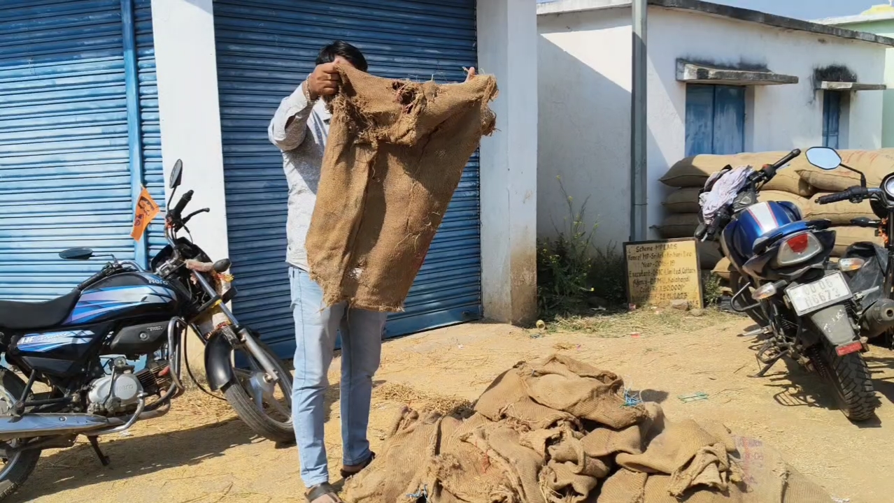 ମିଲର୍ସଙ୍କ ପକ୍ଷରୁ ଆସୁଥିବା ଅଖା ବ୍ୟବହାର ଯୋଗ୍ୟ ହେଉନଥିବା ବେଳେ ନିଜ ବସ୍ତା ଦେଇ ଫେରସ୍ତ ପାଉ ନାହାନ୍ତି ଚାଷୀ ।