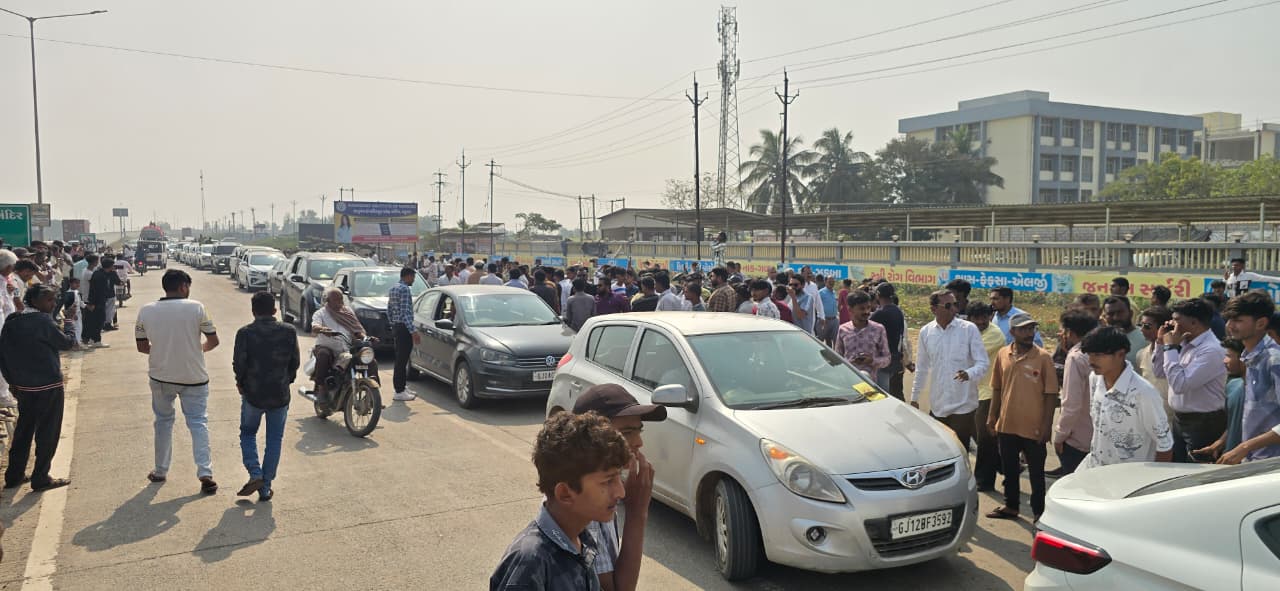 મોટી સંખ્યામાં આગેવાનો અને લોકોનું આગમન