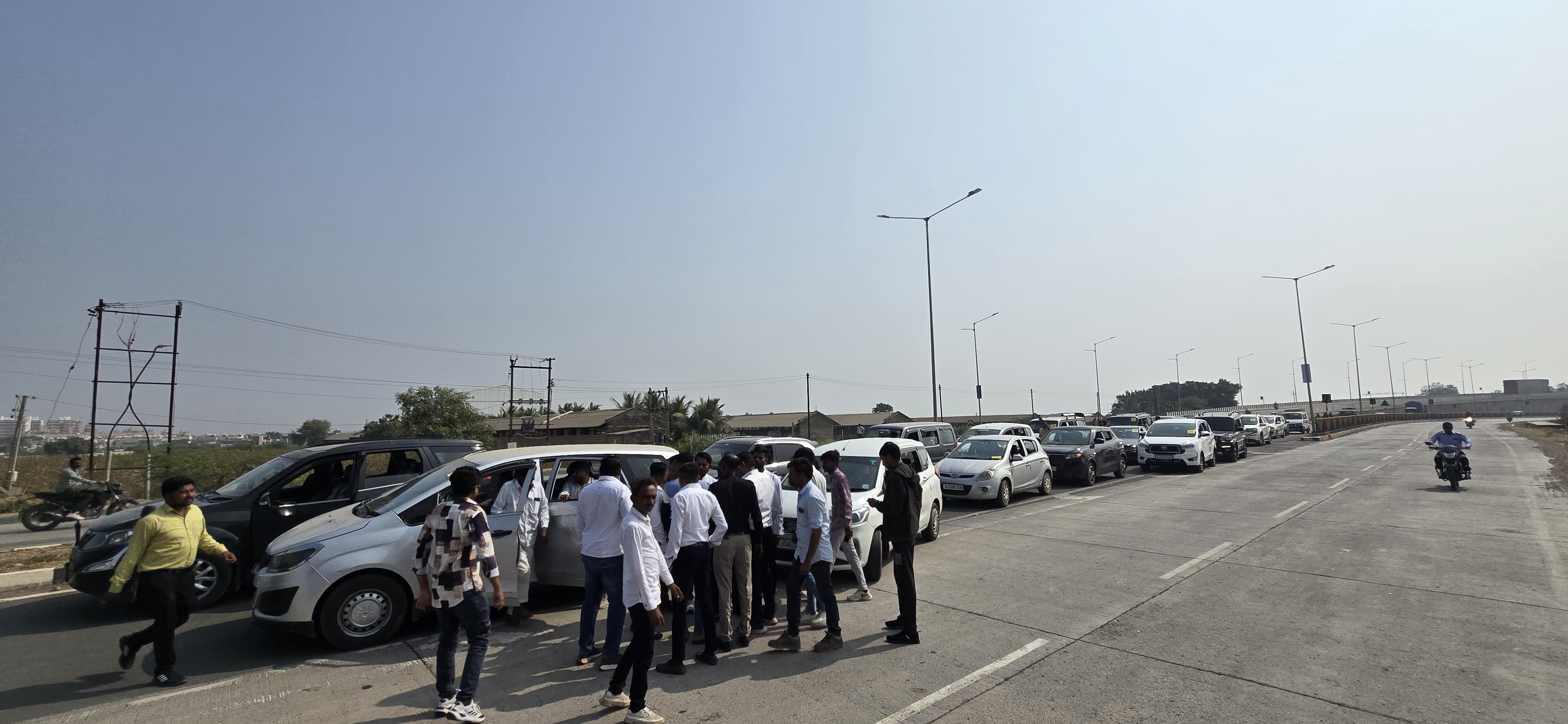 મોટી સંખ્યામાં આગેવાનો અને લોકોનું આગમન