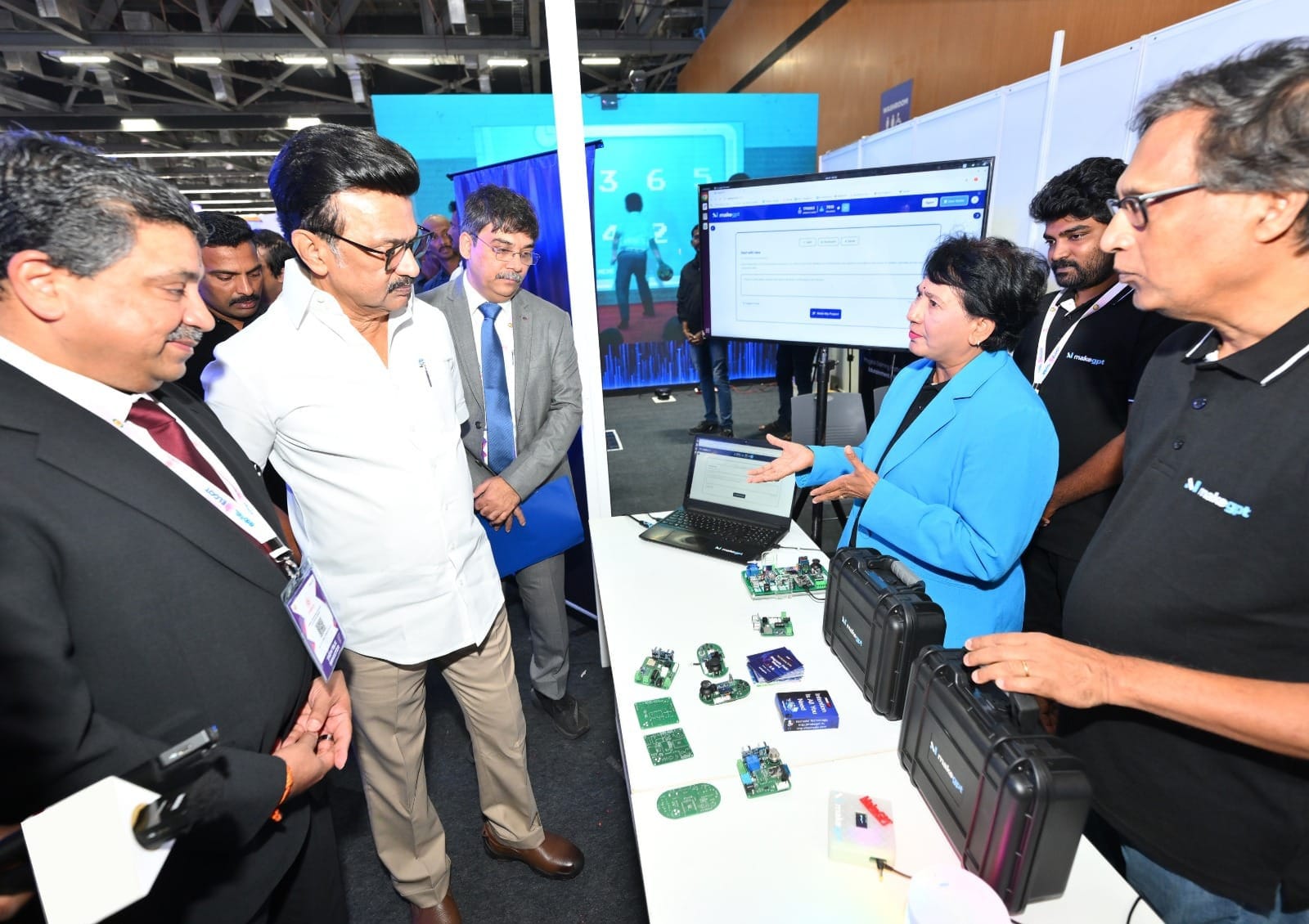 மாநாட்டு அரங்குகளை பார்வையிடும் முதல்வர் ஸ்டாலின்