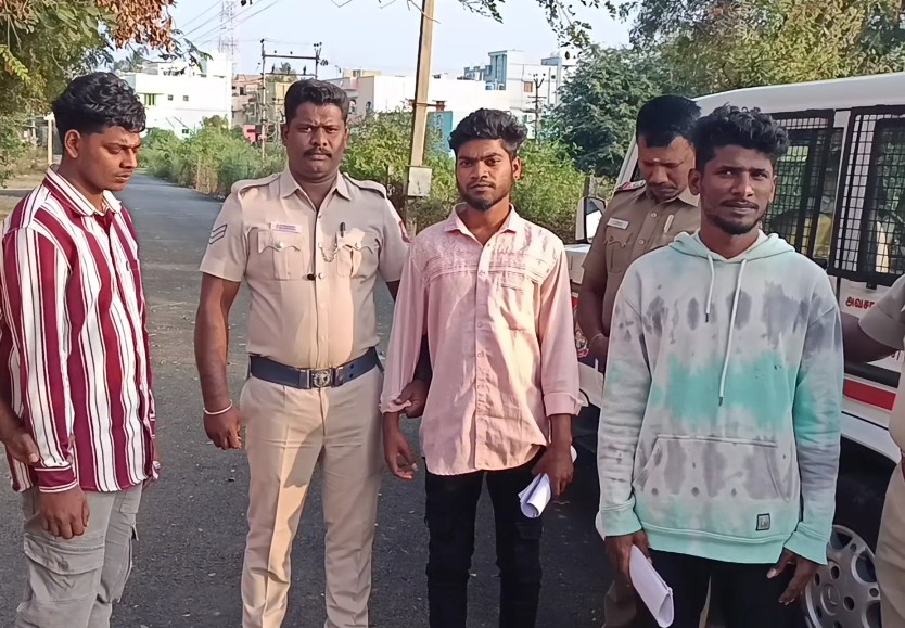 கஞ்சா பொட்டலம் பறிமாறிக்கொண்ட கைதிகள்