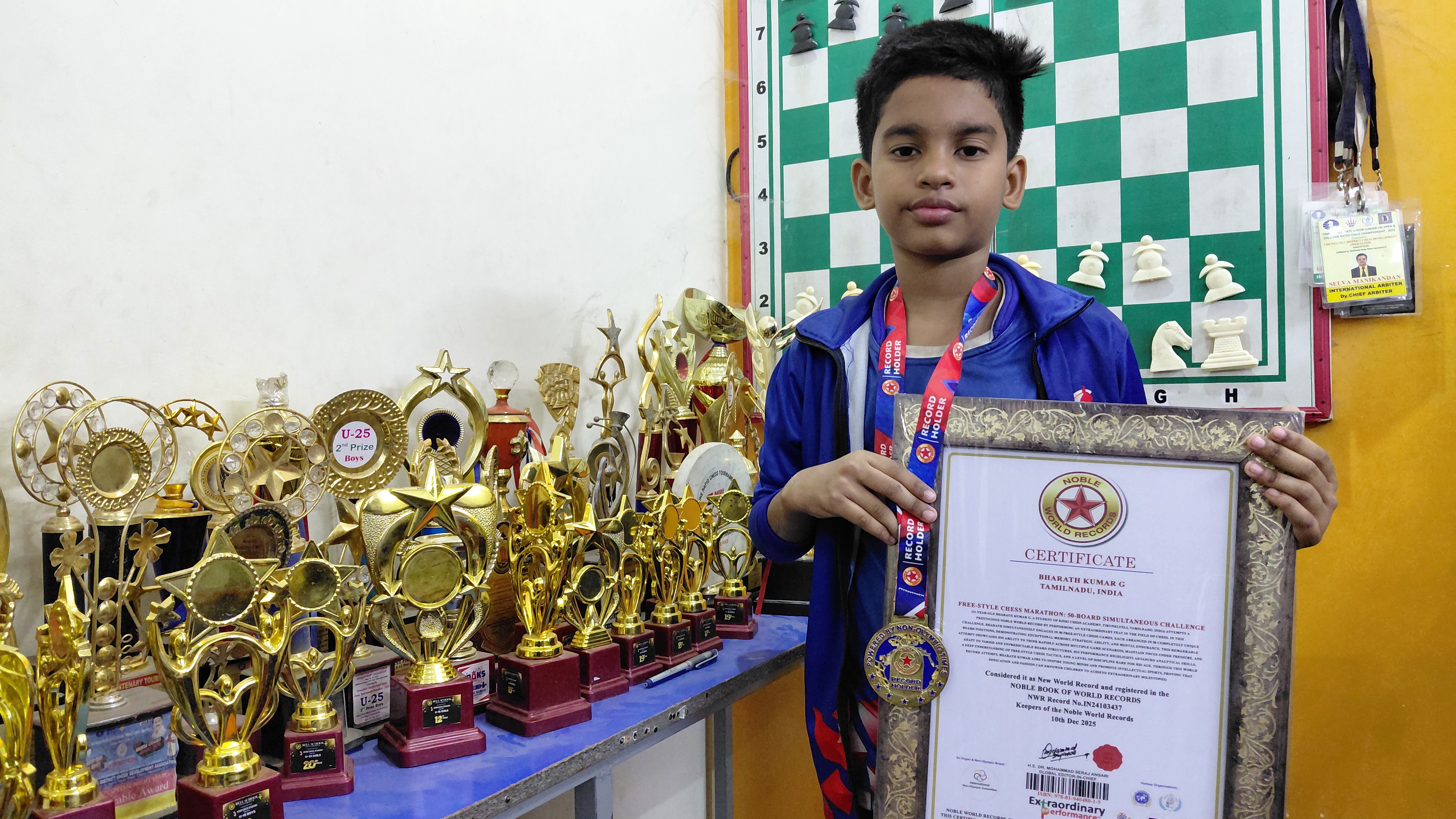 கோப்பைகளுடன் பரத் குமார்