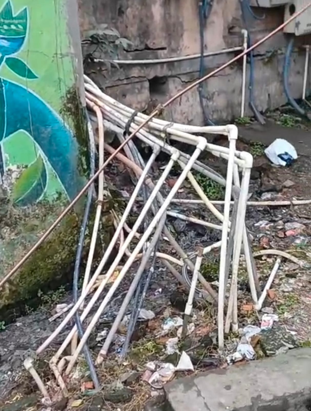 आगरा में नालों से होकर गुजरती पेयजल पाइपलाइन.