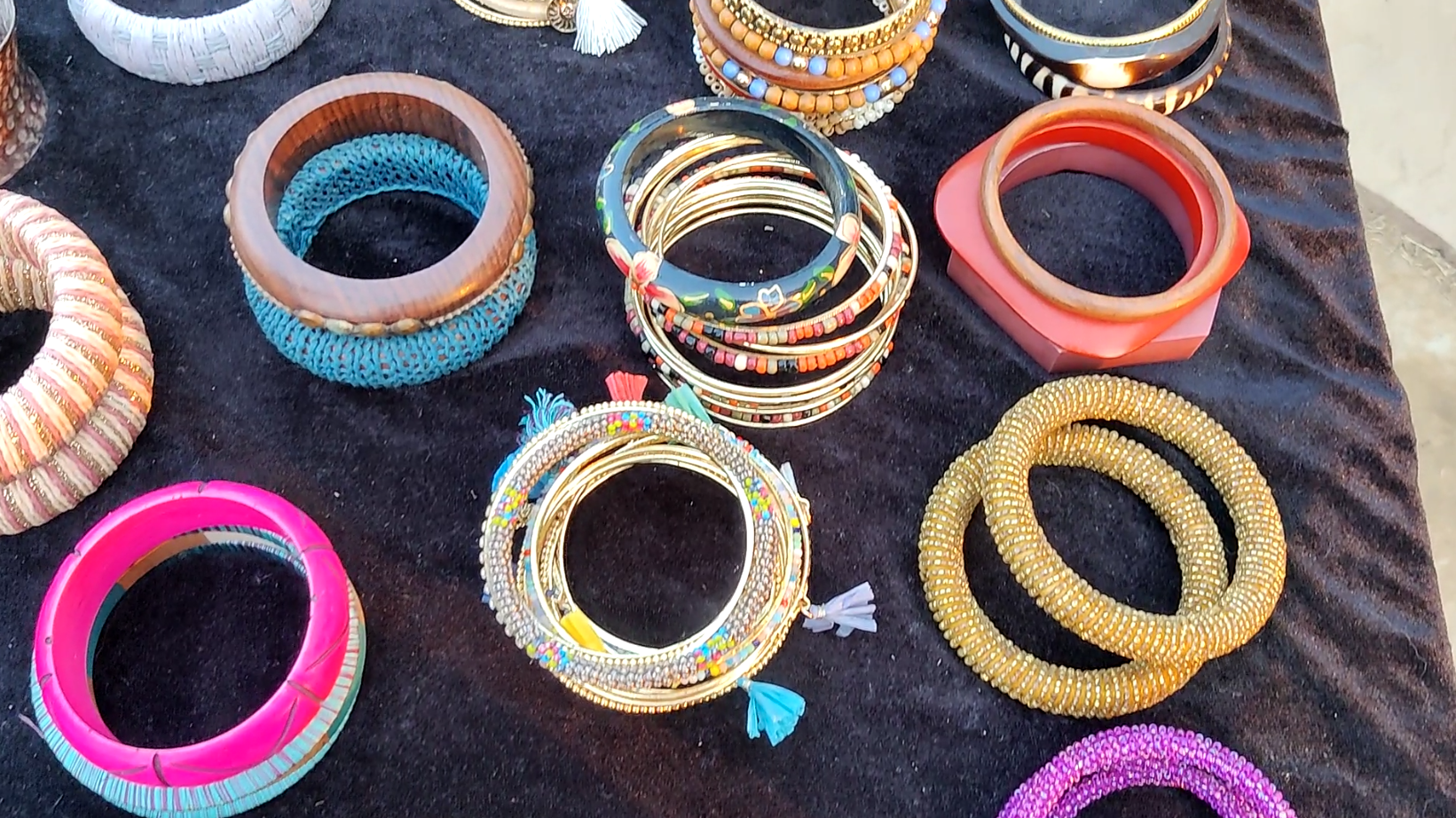 third-gender-rashi-artificial-jewelry-stall-in-faridabad-surajkund-fair-2026