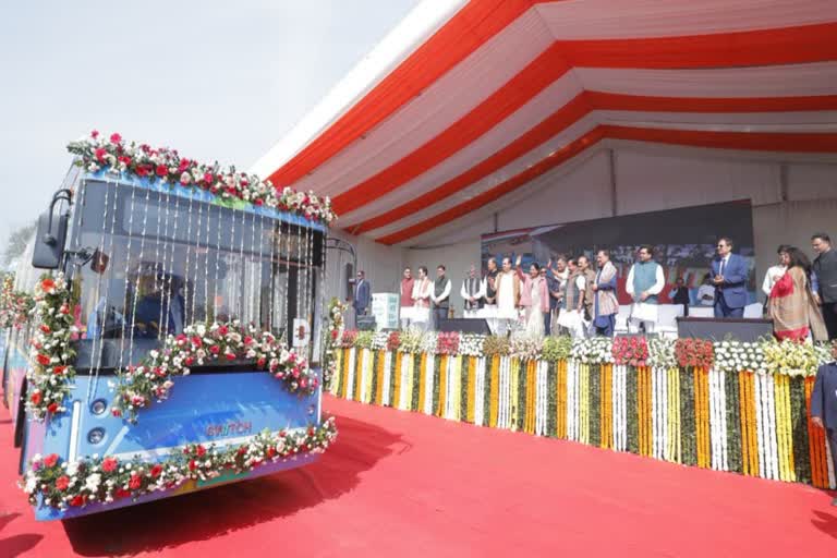 दिल्ली को मिलीं 500 नई EV बसें: पानीपत रूट पर भी उतारी बसें, BJP अध्यक्ष  नितिन नबीन व सीएम रेखा गुप्ता ने दिखाई हरी झंडी