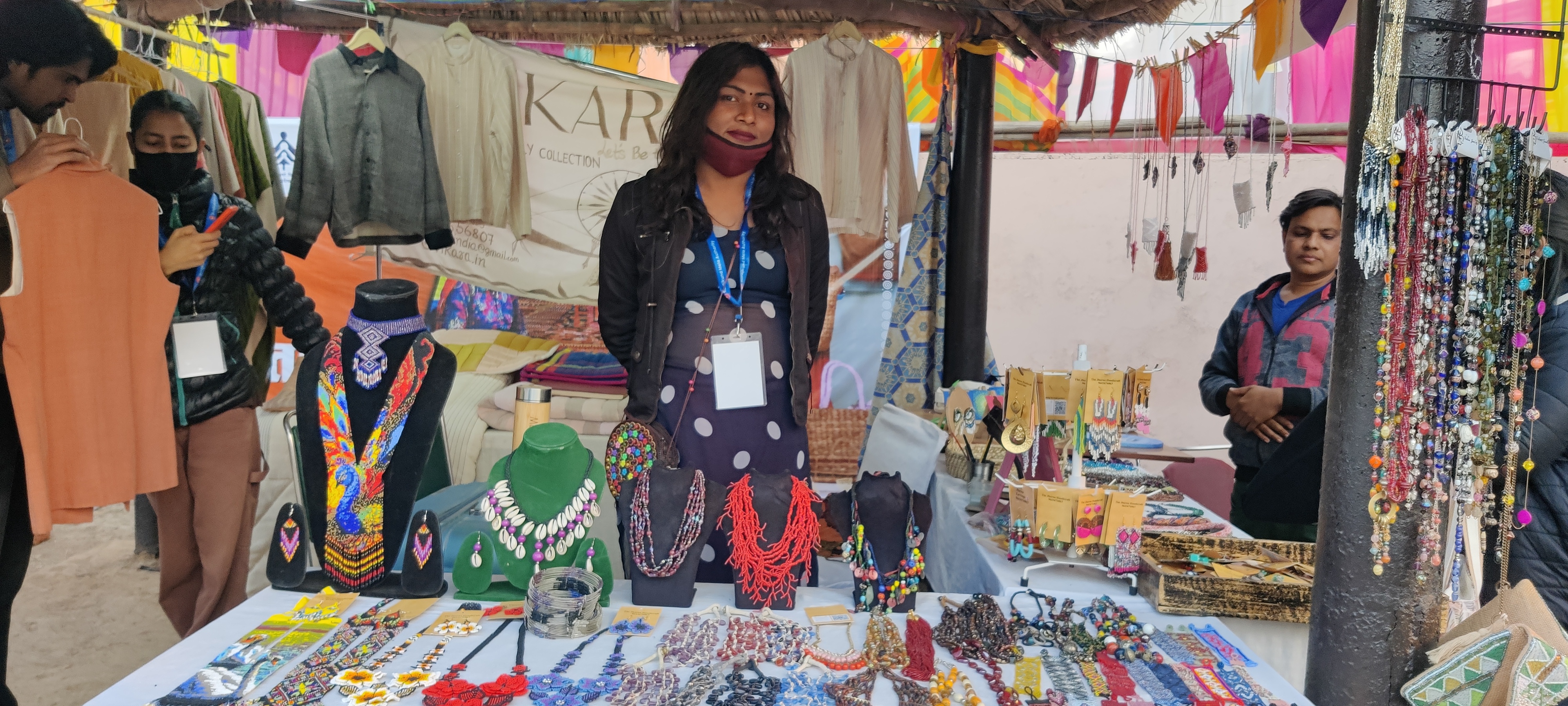 third-gender-rashi-artificial-jewelry-stall-in-faridabad-surajkund-fair-2026