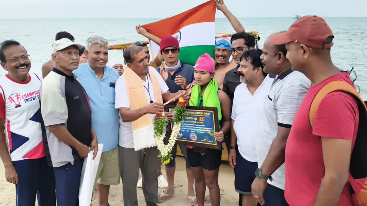تیراکی میں ریکارڈ بنانے کے بعد ایشوری پانڈے کو اعزاز سے نوازا گیا