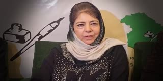 محبوبہ مفتی سرینگر میں پریس بریفنگ کے دوران