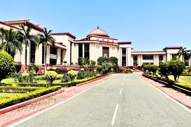 छत्तीसगढ़ हाईकोर्ट का बड़ा फैसला, संविदा और दैनिक भोगी कर्मियों का करें  नियमितीकरण