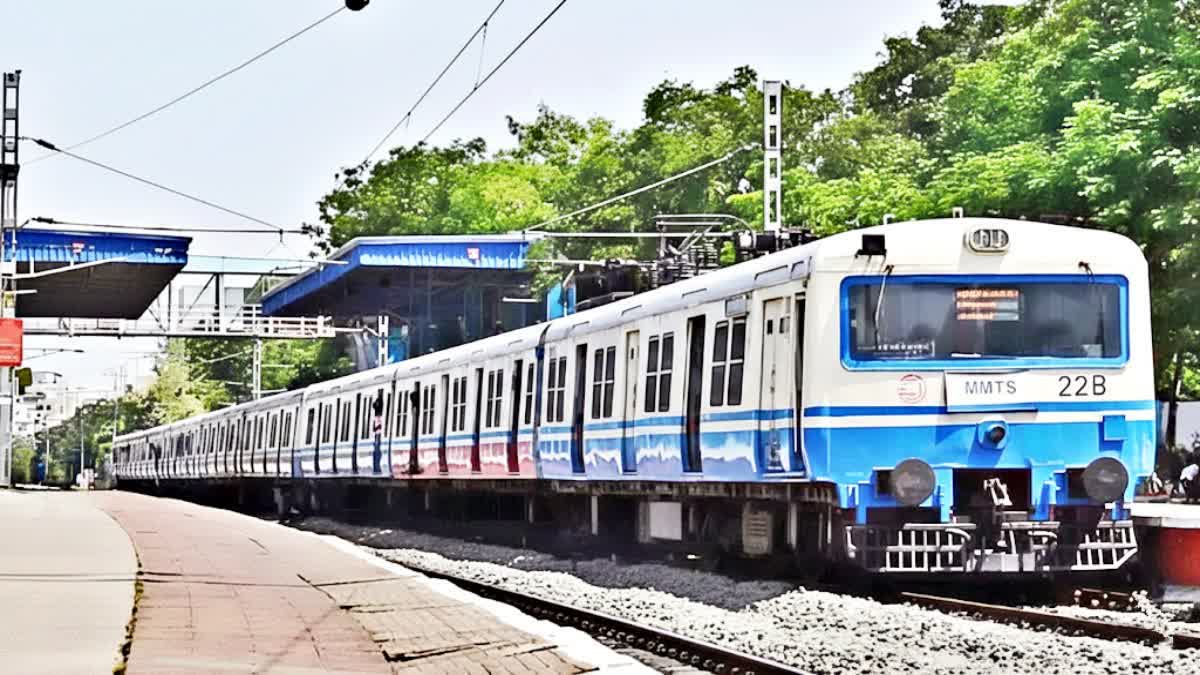 MMTS ట్రైన్ లో పింక్ పెట్రోల్ - మహిళా ప్రయాణికులకు నిరంతర ...