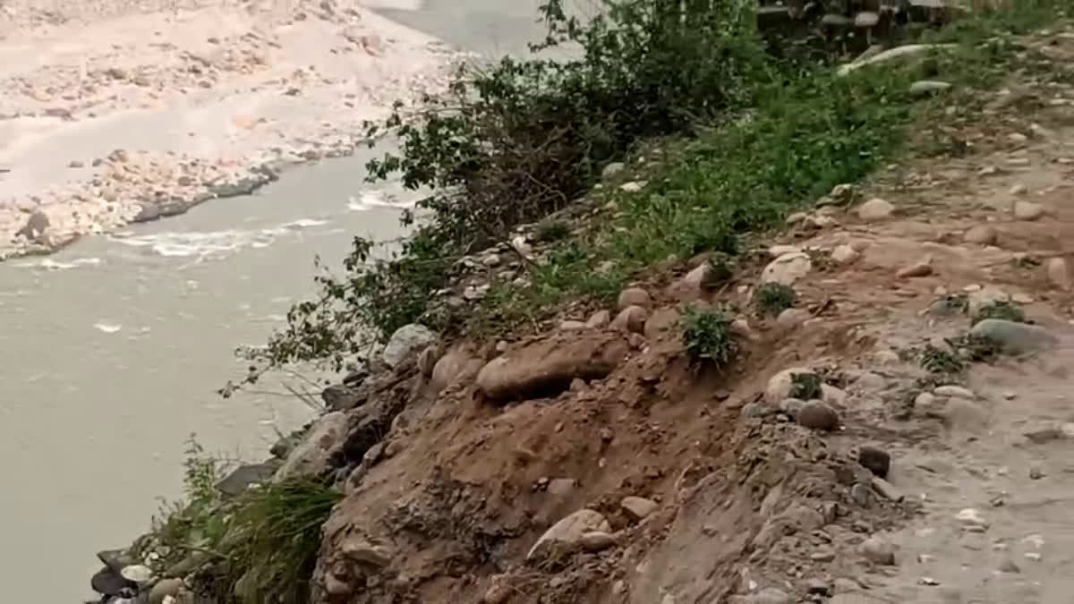 DUMPER FELL INTO BHAGIRATHI RIVER