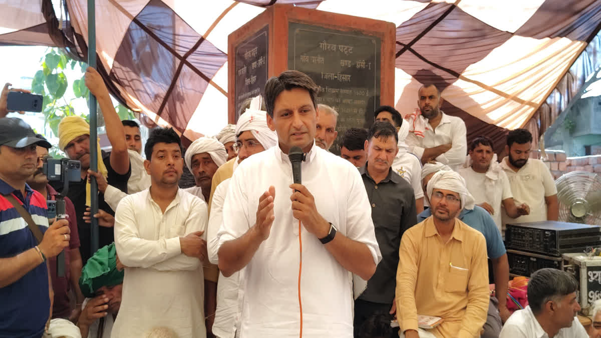 Congress MP Deepender Hooda supported the agitation of villagers in Chainat village for water