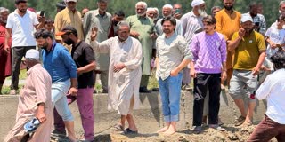 اراضی واپس لینے کا معاملہ، وحید پرہ نے احتجاجی کسانوں کے ساتھ پنیری لگائی