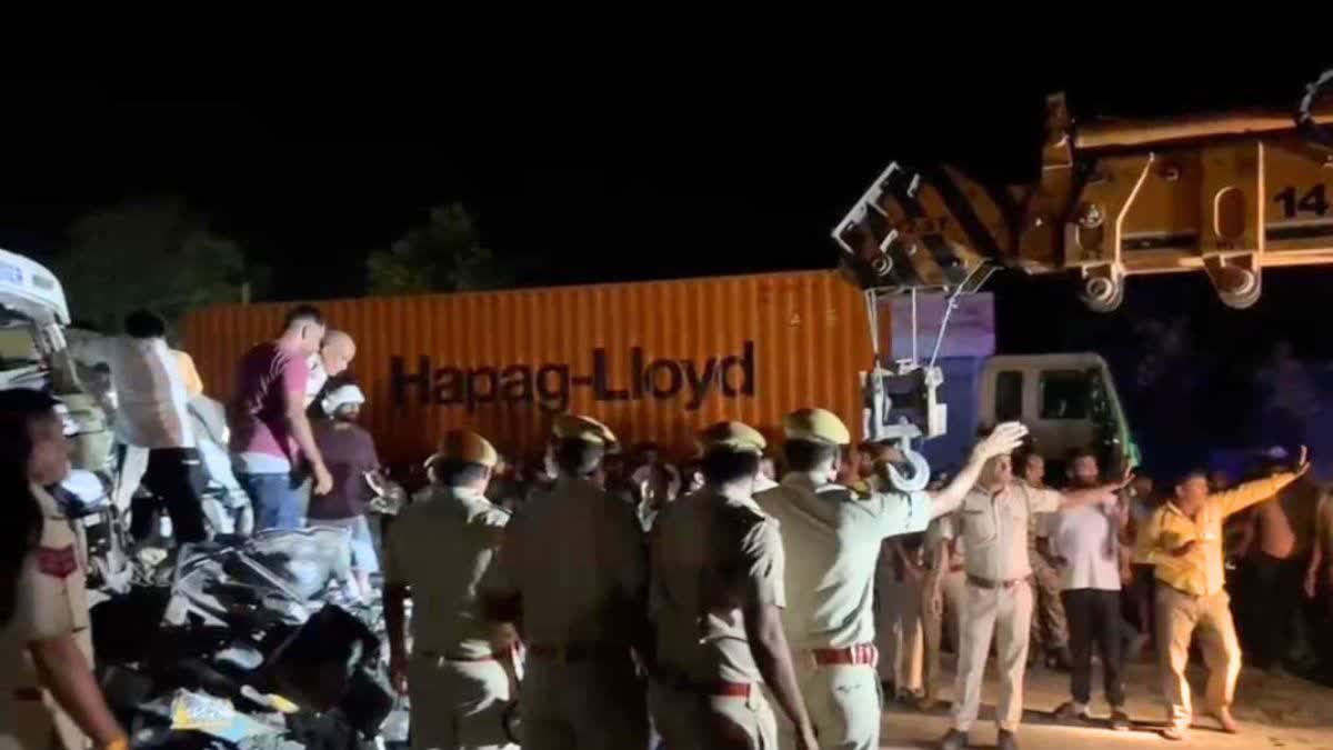 ट्रेलर ने कार को मारी टक्कर