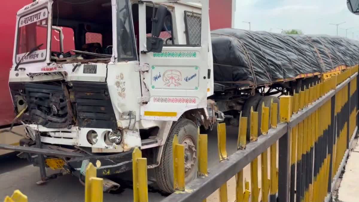 हादसे के बाद ट्रेलर भी क्षतिग्रस्त