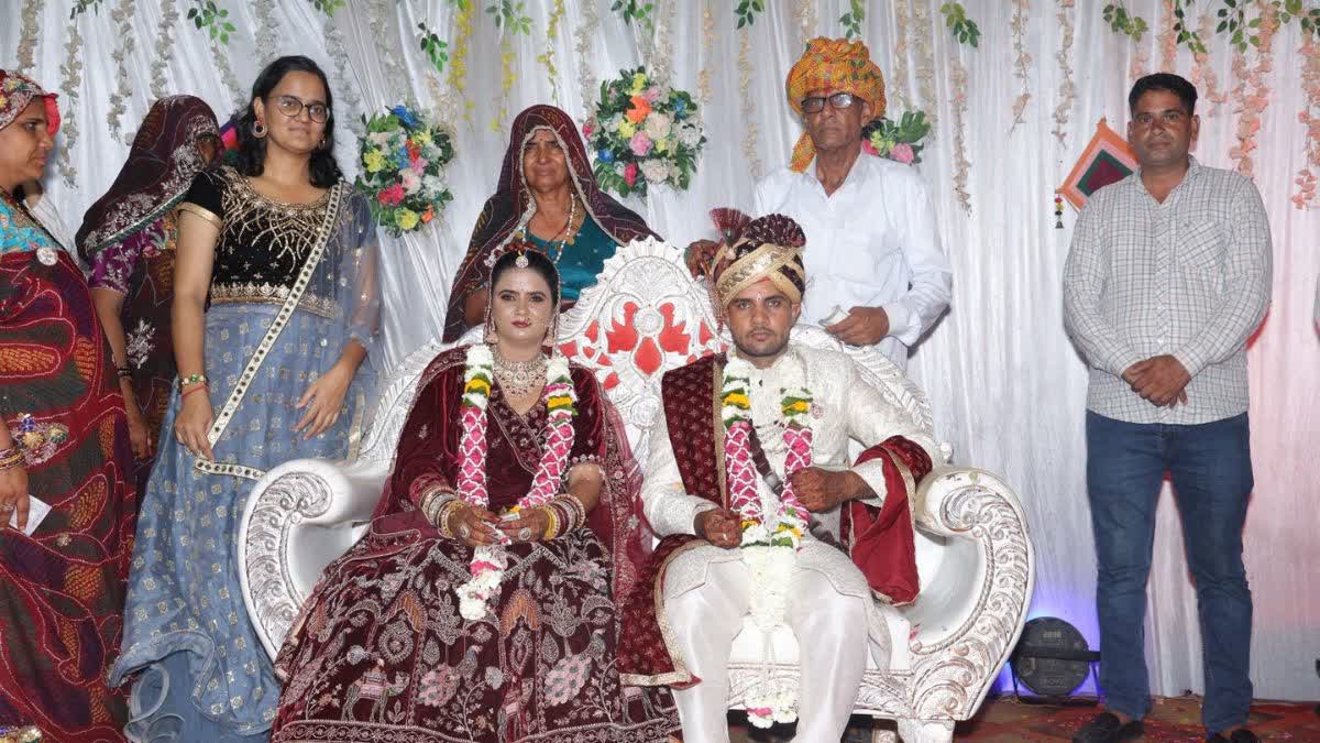 नवविवाहित दंपती के साथ परिवार