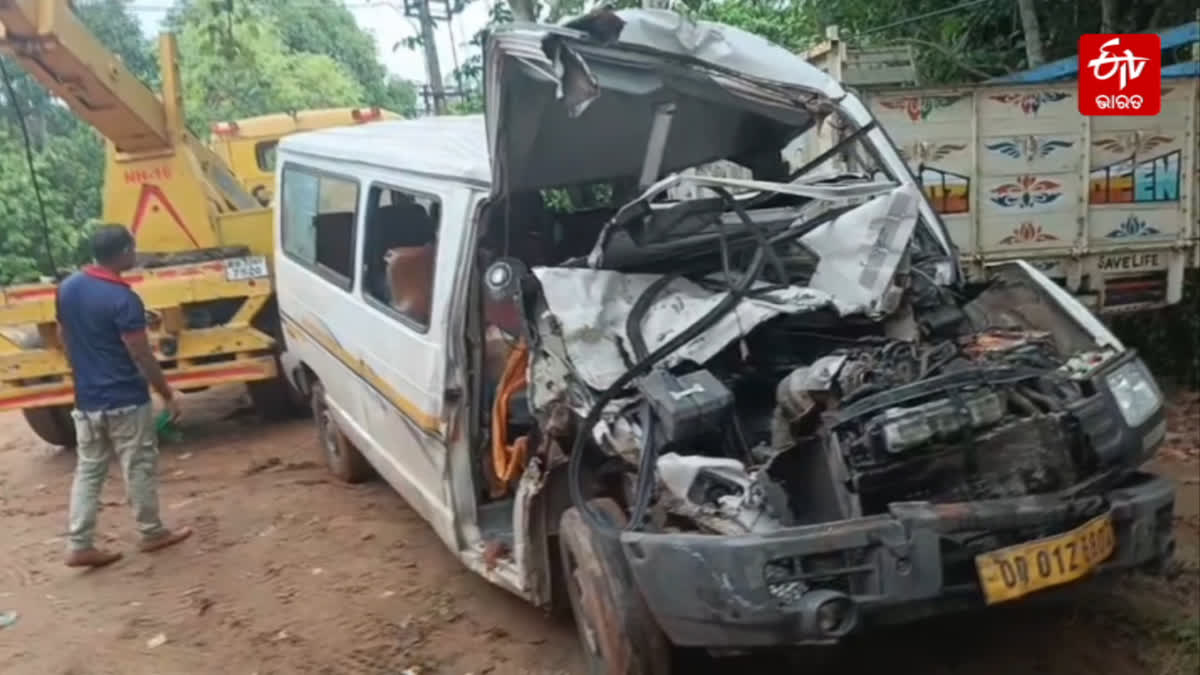 Balasore Reckless driving Pilgrim vehicle rams into truck 12 critically injured and hospitalized