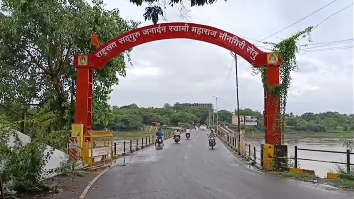 गोदावरीचं पाणी कोपरगावात : नदीकाठच्या नागरिकांना सतर्कतेचं आवाहन, अकोले तालुक्यातील शाळांना सुट्टी Etv Bharat