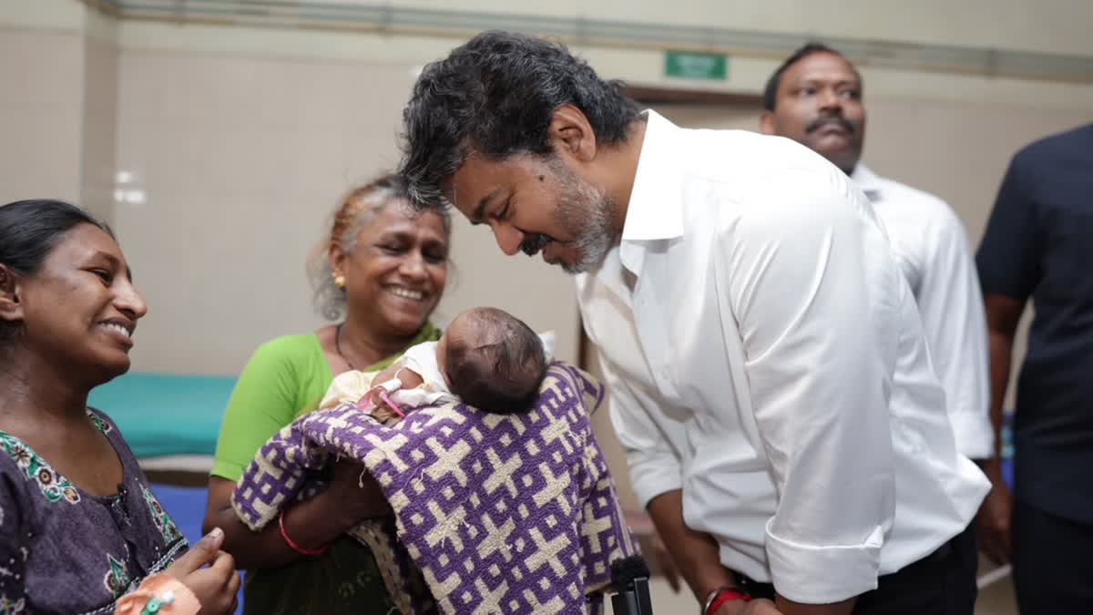 குழந்தையை கொஞ்சிய முதல்வர் விஜய்