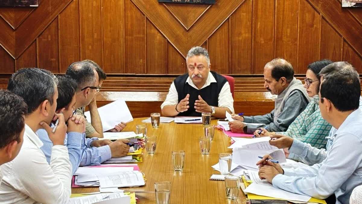 मंत्री रोहित ठाकुर ने की शिक्षा विभाग की समीक्षा बैठक