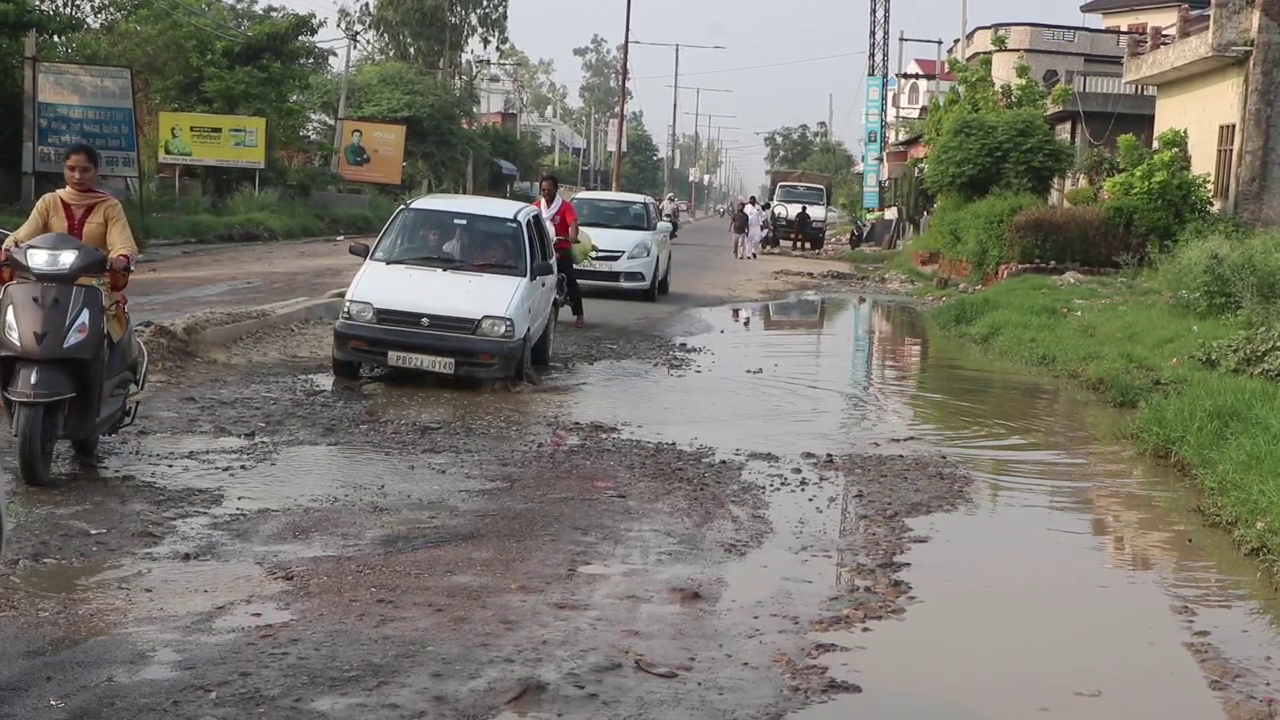 Taran taran bhikhiwind NH 354 bad condition