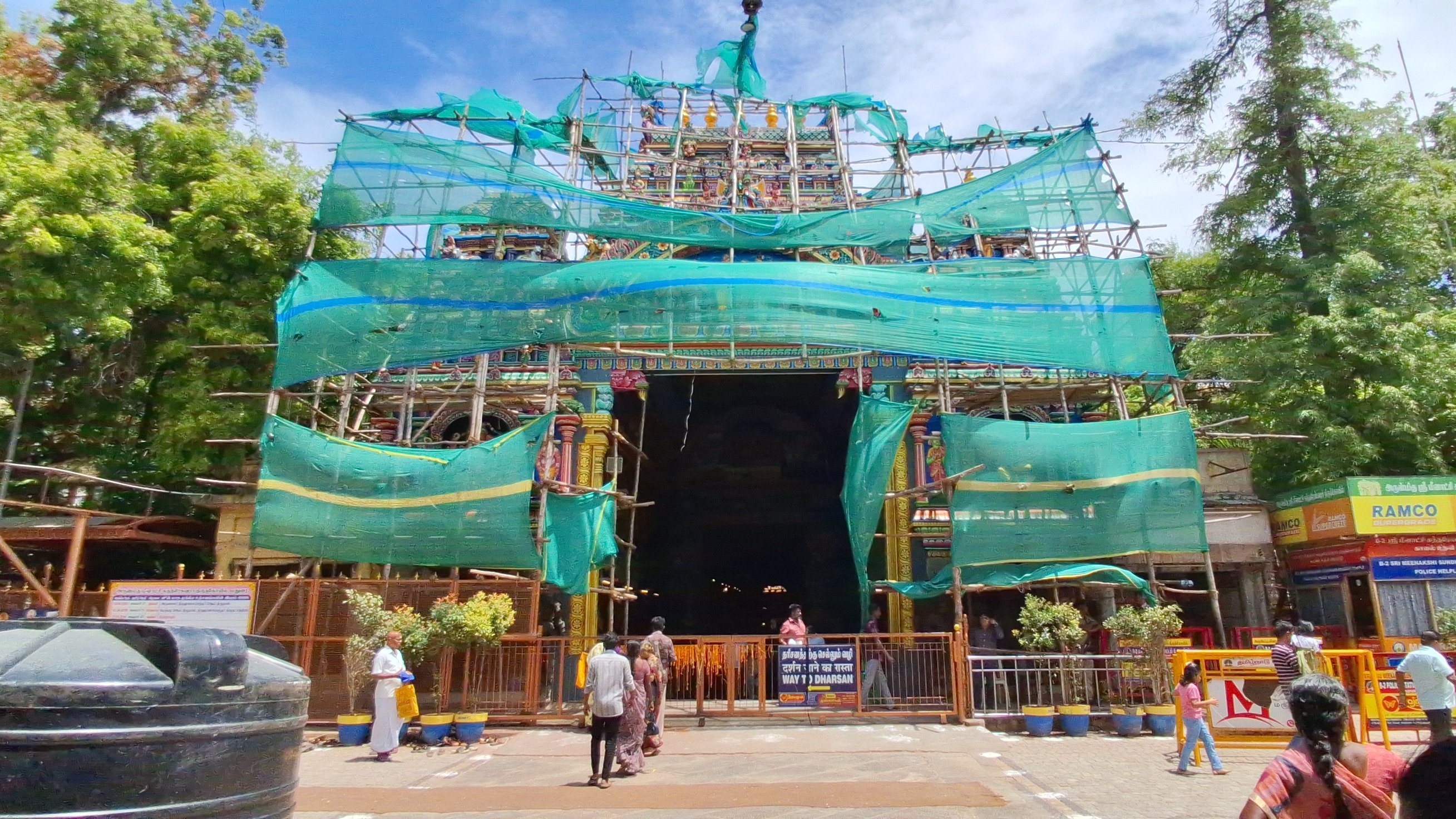 மதுரை மீனாட்சி அம்மன் கோயிலில் நடைபெறும் பணி